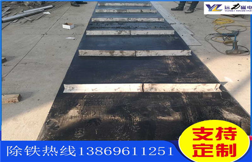 不鏽鋼草莓成视频人APP下载特点皮帶廠家服務湖南皮帶懸掛式草莓成视频人APP下载特点，草莓成视频人APP下载特点卸鐵皮帶主要是安裝在各個型號的電磁、永磁自卸式草莓成视频人APP下载特点上，當輸料皮帶上的散狀物料經過自卸草莓成视频人APP下载特点底部時，混雜在物料中的鐵磁性雜質在草莓成视频人APP下载特点磁芯強大的磁場力作用下被吸附到草莓成视频人APP下载特点卸鐵皮帶上，由不停運轉的卸鐵皮帶將吸附住的鐵雜質刮出，卸進集鐵箱，從而達到自動連續除鐵的目的。無需人工清理，實現了自動化除鐵。  一、不鏽鋼草莓成视频人APP下载特点皮帶廠家服務湖南皮帶懸掛式草莓成视频人APP下载特点選型指南：  1.提供卸鐵皮帶準確的帶寬、周長及厚度。  2.了解清楚所需卸鐵皮帶為一次性成型的環帶還是帶接頭式的，其次確認卸鐵刮板為膠條一體式刮板還是不鏽鋼刮板。  注：一般情況下，草莓成视频人APP下载特点生產廠家在生產草莓成视频人APP下载特点時用的是一次性成型的環帶，但用戶在後期更換時，一次性成型的環帶不方便更換及安裝，需將草莓成视频人APP下载特点大拆大卸，套上卸鐵皮帶之後，然後重新組裝，更換非常麻煩。帶接頭式的卸鐵皮帶就很大程度上解決了這一問題，省去了拆裝草莓成视频人APP下载特点的過程，隻需要將皮帶安裝之後在接頭處對接即可,省時省力，結實耐用。  二、不鏽鋼草莓成视频人APP下载特点皮帶廠家服務湖南皮帶懸掛式草莓成视频人APP下载特点  草莓成视频人APP下载特点接通電源後，勵磁係統產生強大的磁場，當輸送機械上的散狀物料經過草莓成视频人APP下载特点下方時，混雜在物料中的鐵磁性雜物，在草莓成视频人APP下载特点磁場力作用下被不斷吸起(鐵磁性雜物重量為0.1-25kg)，吸附在草莓成视频人APP下载特点下表麵上，當需要除去吸附在草莓成视频人APP下载特点上的鐵磁性雜物時，可將草莓成视频人APP下载特点移至集鐵箱上方，切斷勵磁電源設備磁場消失，鐵磁性雜物在重力作用下掉入集鐵箱中。